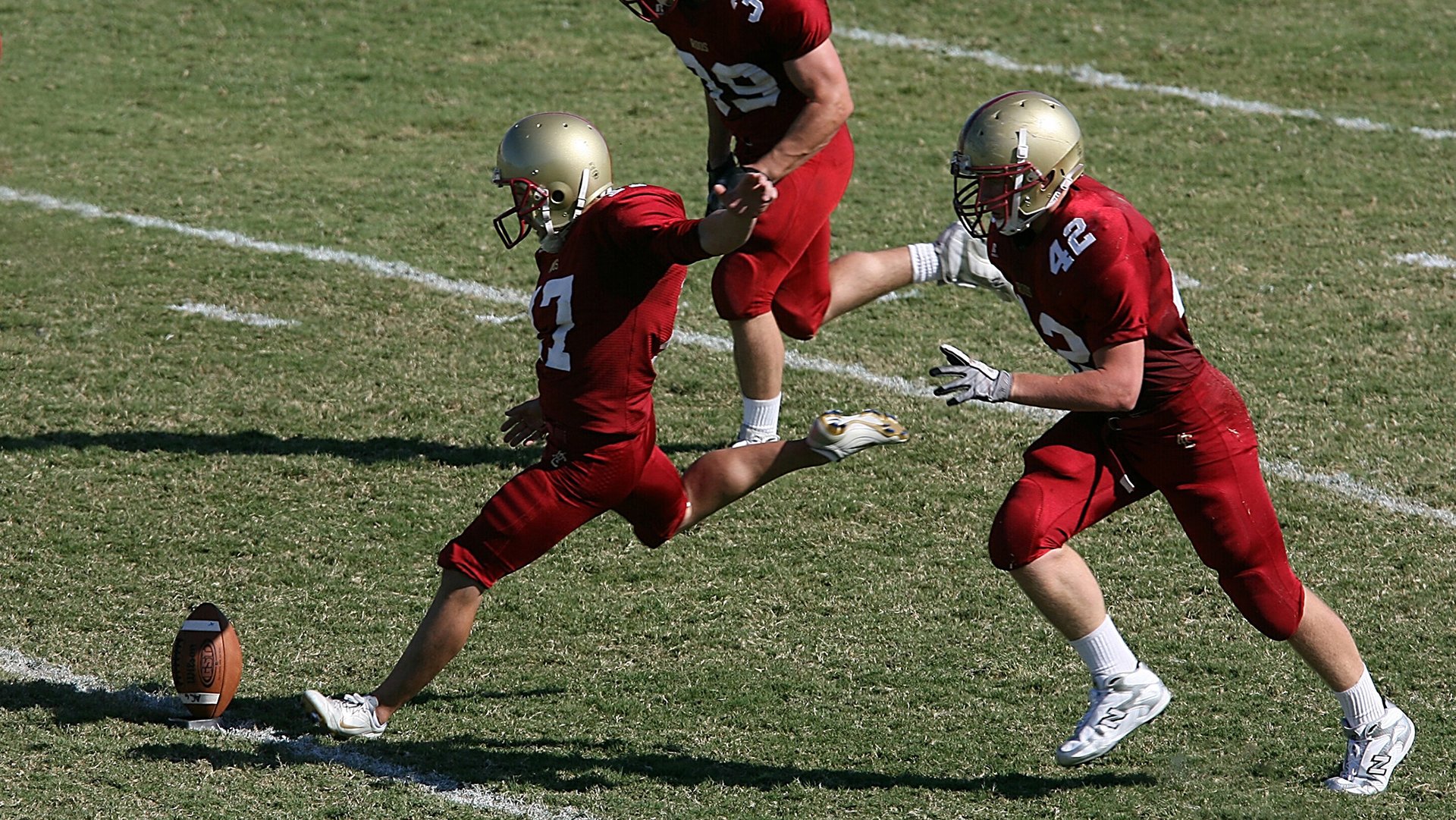 校园足球组建学生解说团打造赛事传播新形式，学校足球队解说词